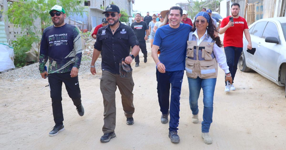 christian-agundez-y-karina-de-la-o-jornada-de-limpieza-cabo-san-lucas